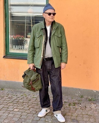 Moda uomo anni 50: Per un outfit quotidiano pieno di carattere e personalità, potresti indossare una camicia giacca marrone scuro e jeans grigio scuro. Mettiti un paio di sneakers basse di tela bianche e blu scuro per avere un aspetto più rilassato.