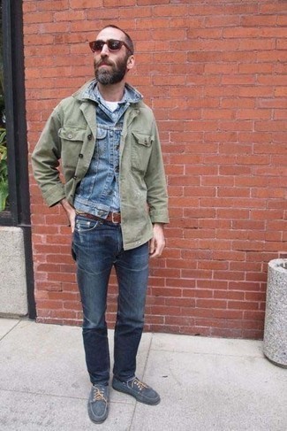 Quale jeans indossare con una giacca di jeans azzurra per un uomo di 40 anni: Coniuga una giacca di jeans azzurra con jeans per un look trendy e alla mano. Scarpe da barca di tela blu scuro sono una buona scelta per completare il look.