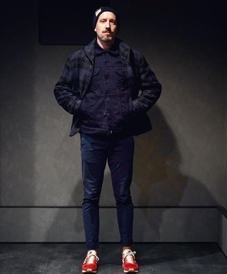 Look alla moda per uomo: Camicia giacca di lana scozzese grigio scuro, Giacca di jeans blu scuro, Chino blu scuro, Scarpe sportive rosse e bianche