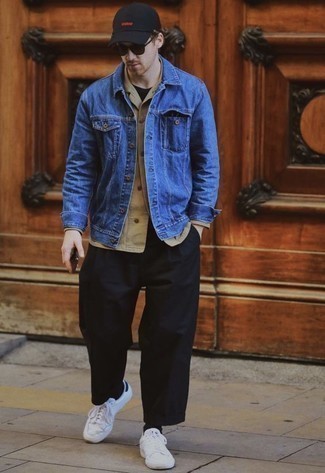 Quale camicia giacca indossare con una giacca di jeans blu: Indossa una camicia giacca e una giacca di jeans blu per un drink dopo il lavoro. Sneakers basse di tela bianche aggiungono un tocco particolare a un look altrimenti classico.
