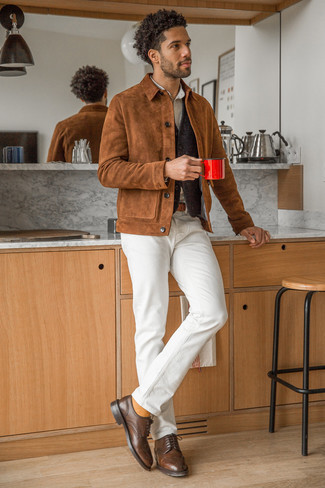 Quale scarpe brogue indossare con una camicia giacca terracotta: Prova ad abbinare una camicia giacca terracotta con jeans bianchi per vestirti casual. Calza un paio di scarpe brogue per dare un tocco classico al completo.