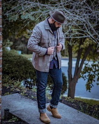 Quale jeans indossare con una camicia giacca grigio scuro: Abbinare una camicia giacca grigio scuro e jeans è una comoda opzione per fare commissioni in città. Mettiti un paio di stivali chelsea in pelle scamosciata marrone chiaro per dare un tocco classico al completo.