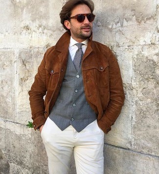 Come indossare e abbinare occhiali da sole bordeaux per un uomo di 30 anni: Opta per una camicia giacca in pelle scamosciata terracotta e occhiali da sole bordeaux per un look comfy-casual.