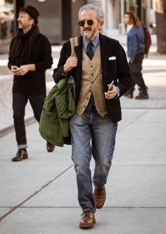 Come indossare e abbinare jeans grigi per un uomo di 50 anni quando fa caldo in modo formale: Potresti combinare una camicia giacca verde scuro con jeans grigi per un look trendy e alla mano. Scegli uno stile classico per le calzature e opta per un paio di scarpe derby in pelle marroni.