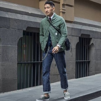 Come indossare e abbinare una camicia giacca verde menta per un uomo di 30 anni quando fa caldo: Abbina una camicia giacca verde menta con jeans blu scuro per un look raffinato per il tempo libero. Per un look più rilassato, scegli un paio di sneakers basse di tela grigie.