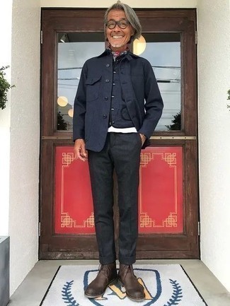 Come indossare e abbinare pantaloni eleganti per un uomo di 50 anni: Indossa una camicia giacca blu scuro con pantaloni eleganti come un vero gentiluomo. Chukka in pelle marrone scuro aggiungono un tocco particolare a un look altrimenti classico.