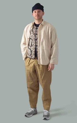 Quale t-shirt girocollo indossare con una camicia giacca beige: Per un outfit quotidiano pieno di carattere e personalità, vestiti con una camicia giacca beige e una t-shirt girocollo. Aggiungi un tocco fantasioso indossando un paio di scarpe sportive grigie.