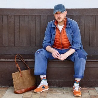 Quale jeans indossare con scarpe sportive arancioni per un uomo di 30 anni: Opta per una camicia giacca di jeans blu e jeans per un look semplice, da indossare ogni giorno. Per un look più rilassato, prova con un paio di scarpe sportive arancioni.