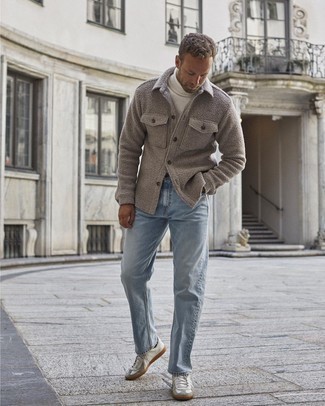 Look alla moda per uomo: Camicia giacca di pile grigia, Dolcevita di lana bianco, Jeans azzurri, Sneakers basse in pelle bianche