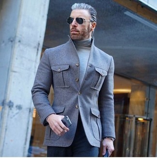 Come indossare e abbinare una camicia giacca grigia per un uomo di 50 anni: Scegli un outfit composto da una camicia giacca grigia e pantaloni eleganti blu scuro per un look elegante e di classe.
