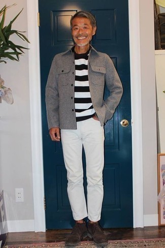 Quale jeans indossare con chukka marroni in primavera 2025 in modo casual: Punta su una camicia giacca grigia e jeans per un look semplice, da indossare ogni giorno. Chukka marroni sono una buona scelta per completare il look. Un look fantastico per essere più cool e alla moda anche in primavera.