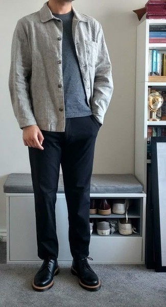 Quale chino indossare con una camicia giacca grigio scuro: Combina una camicia giacca grigio scuro con chino per un look elegante ma non troppo appariscente. Perfeziona questo look con un paio di chukka in pelle nere.