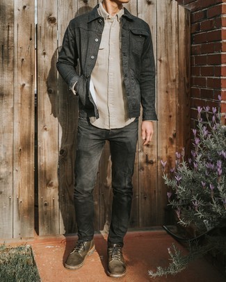 Quale jeans indossare con scarpe derby marroni in modo smart-casual: Mostra il tuo stile in una camicia giacca grigio scuro con jeans per un look trendy e alla mano. Completa il tuo abbigliamento con un paio di scarpe derby marroni.