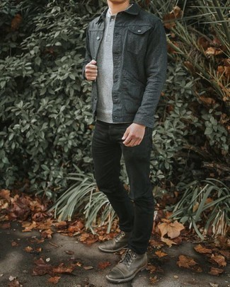 Quale jeans indossare con una camicia giacca grigio scuro per un uomo di 30 anni quando fa caldo in modo smart-casual: Metti una camicia giacca grigio scuro e jeans per un look semplice, da indossare ogni giorno. Stivali casual in pelle grigi sono una buona scelta per completare il look.
