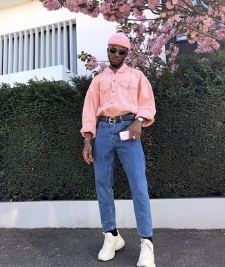 Look alla moda per uomo: Camicia giacca rosa, Jeans blu, Scarpe sportive bianche, Berretto rosa