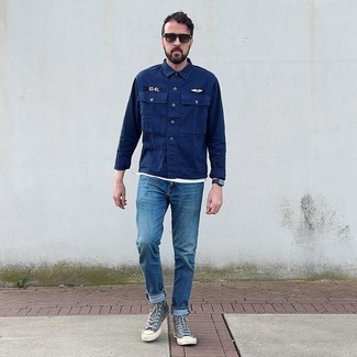 Come indossare e abbinare jeans blu per un uomo di 30 anni: Per creare un adatto a un pranzo con gli amici nel weekend metti una camicia giacca blu scuro e jeans blu. Per un look più rilassato, scegli un paio di sneakers alte di tela grigio scuro.