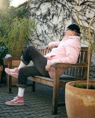 Come indossare e abbinare jeans grigio scuro per un uomo di 60 anni quando fa caldo in modo casual: Abbina una camicia giacca rosa con jeans grigio scuro per un look trendy e alla mano. Opta per un paio di sneakers alte di tela rosa per avere un aspetto più rilassato.