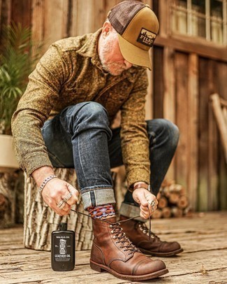 Moda uomo anni 50: Prova a combinare una camicia giacca di lana marrone con jeans grigio scuro per un look trendy e alla mano. Stivali casual in pelle marroni sono una valida scelta per completare il look.