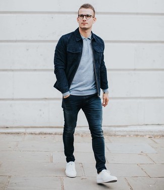 Quale maglia a polo indossare con jeans aderenti blu in modo smart-casual: Combina una maglia  a polo con jeans aderenti blu per un look semplice, da indossare ogni giorno. Se non vuoi essere troppo formale, scegli un paio di sneakers basse bianche.