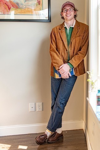 Come indossare e abbinare chukka in pelle marroni in primavera 2024: Metti una camicia giacca di velluto a coste terracotta e jeans blu scuro per un look spensierato e alla moda. Perfeziona questo look con un paio di chukka in pelle marroni. Una splendida scelta per un look primaverile!