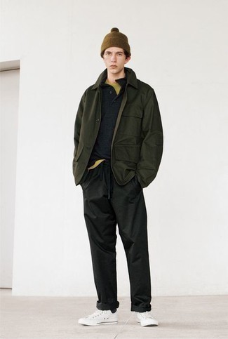 Come indossare e abbinare chino neri per un uomo di 17 anni: Combina una camicia giacca verde scuro con chino neri per un look da sfoggiare sul lavoro. Per distinguerti dagli altri, scegli un paio di sneakers basse di tela bianche come calzature.
