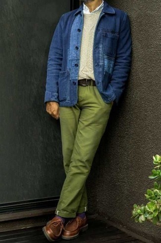 Come indossare e abbinare pantaloni verde menta in modo smart-casual: Punta su una camicia giacca di jeans blu e pantaloni verde menta per un look davvero alla moda. Scegli un paio di chukka in pelle marroni per un tocco virile.