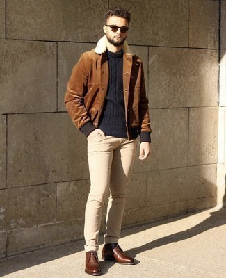 Come indossare e abbinare jeans beige quando fa caldo: Vestiti con una camicia giacca di velluto a coste marrone e jeans beige per affrontare con facilità la tua giornata. Chukka in pelle marroni sono una valida scelta per completare il look.