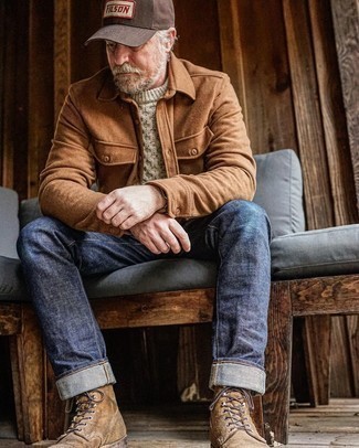 Quale jeans indossare con un maglione a trecce grigio per un uomo di 50 anni: Punta su un maglione a trecce grigio e jeans per un look raffinato per il tempo libero. Indossa un paio di stivali casual in pelle scamosciata marroni per un tocco virile.