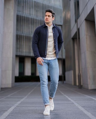 Quale maglione girocollo indossare con jeans azzurri per un uomo di 20 anni in autunno 2024: Scegli un maglione girocollo e jeans azzurri per un look raffinato per il tempo libero. Rifinisci questo look con un paio di sneakers basse di tela bianche. Ecco un outfit perfetto per i mesi autunnali.