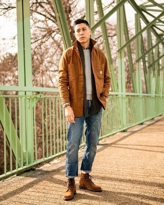 Quale jeans indossare con una camicia giacca terracotta quando fa freddo in modo casual: Prova ad abbinare una camicia giacca terracotta con jeans per un look raffinato per il tempo libero. Stivali casual in pelle scamosciata marroni sono una eccellente scelta per completare il look.