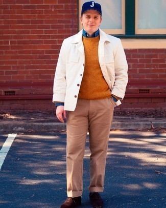 Look alla moda per uomo: Camicia giacca bianca, Maglione girocollo terracotta, Camicia a maniche lunghe in chambray blu scuro, Chino marrone chiaro