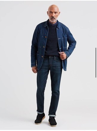 Come indossare e abbinare chukka nere per un uomo di 50 anni in modo smart-casual: Per creare un adatto a un pranzo con gli amici nel weekend abbina una camicia giacca di jeans blu scuro con jeans blu scuro. Chukka nere sono una splendida scelta per completare il look.