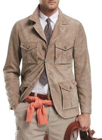 Come indossare e abbinare una borsa shopping in pelle terracotta: Abbina una camicia giacca in pelle scamosciata marrone chiaro con una borsa shopping in pelle terracotta per un outfit rilassato ma alla moda.