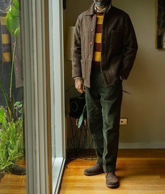 Quale camicia giacca indossare con chukka marrone scuro per un uomo di 50 anni: Scegli una camicia giacca e pantaloni eleganti di velluto a coste verde scuro per una silhouette classica e raffinata Per un look più rilassato, scegli un paio di chukka marrone scuro come calzature.