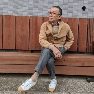 Quale camicia giacca indossare con sneakers basse bianche per un uomo di 60 anni in modo smart-casual: Prova a combinare una camicia giacca con pantaloni eleganti grigio scuro come un vero gentiluomo. Se non vuoi essere troppo formale, calza un paio di sneakers basse bianche.