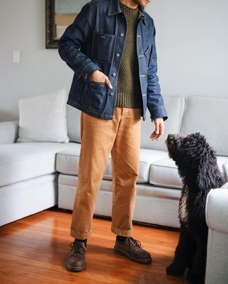 Come indossare e abbinare una camicia giacca di jeans blu scuro in modo smart-casual: Abbina una camicia giacca di jeans blu scuro con chino terracotta, perfetto per il lavoro. Indossa un paio di scarpe derby in pelle marrone scuro per dare un tocco classico al completo.