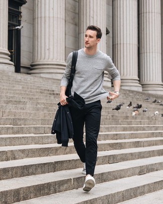 Quale camicia giacca indossare con sneakers basse grigie in modo smart-casual: Scegli una camicia giacca e chino neri per un look da sfoggiare sul lavoro. Per un look più rilassato, calza un paio di sneakers basse grigie.