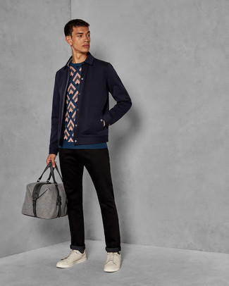 Look alla moda per uomo: Camicia giacca di lana blu scuro, Maglione girocollo stampato foglia di tè, Chino neri, Sneakers basse in pelle beige
