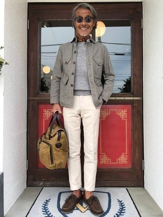 Quale chino indossare con una camicia giacca grigia per un uomo di 50 anni: Metti una camicia giacca grigia e chino per un abbigliamento elegante ma casual. Opta per un paio di scarpe da barca in pelle scamosciata marrone scuro per avere un aspetto più rilassato.