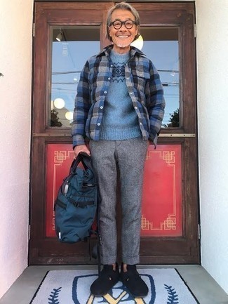 Quale scarpe indossare con chino grigi per un uomo di 50 anni in modo smart-casual: Vestiti con una camicia giacca a quadri blu e chino grigi per vestirti casual. Scegli uno stile classico per le calzature e prova con un paio di mocassini eleganti in pelle scamosciata neri.