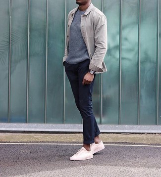 Come indossare e abbinare un maglione girocollo grigio: Indossa un maglione girocollo grigio e chino blu scuro per un outfit comodo ma studiato con cura. Per distinguerti dagli altri, opta per un paio di sneakers basse di tela rosa.