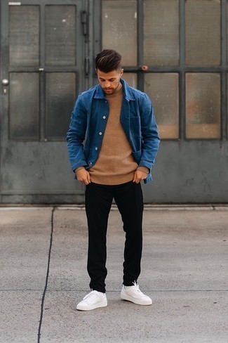 Come indossare e abbinare sneakers basse bianche e nere per un uomo di 20 anni in modo smart-casual: Metti una camicia giacca di jeans blu scuro e chino neri per creare un look smart casual. Opta per un paio di sneakers basse bianche e nere per avere un aspetto più rilassato.