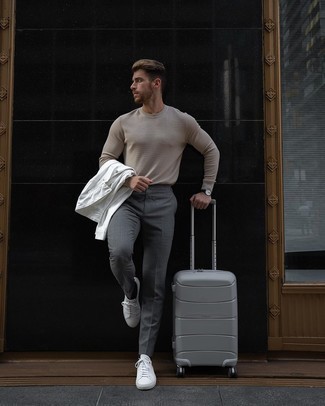 Come indossare e abbinare una valigia grigia: Metti una camicia giacca bianca e una valigia grigia per un look comfy-casual. Completa il tuo abbigliamento con un paio di sneakers basse di tela bianche.