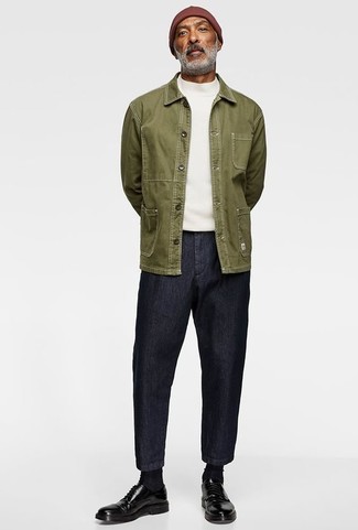 Look alla moda per uomo: Camicia giacca verde oliva, Maglione girocollo bianco, Jeans blu scuro, Scarpe derby in pelle nere