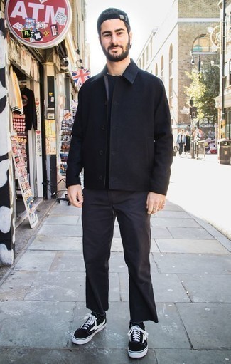 Come indossare e abbinare scarpe di tela nere in modo smart-casual: Abbina una camicia giacca nera con jeans grigio scuro per un look raffinato per il tempo libero. Se non vuoi essere troppo formale, mettiti un paio di sneakers basse di tela nere e bianche.