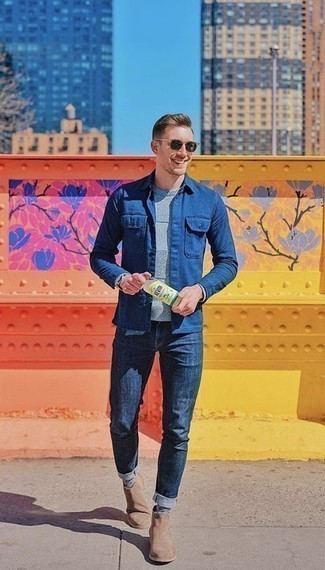 Quale jeans indossare con una camicia giacca blu scuro: Per un outfit quotidiano pieno di carattere e personalità, combina una camicia giacca blu scuro con jeans. Stivali chelsea in pelle scamosciata marrone chiaro daranno lucentezza a un look discreto.