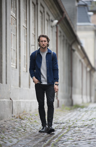 Quale jeans indossare con una camicia giacca blu scuro quando fa caldo in modo smart-casual: Combina una camicia giacca blu scuro con jeans per un fantastico look da sfoggiare nel weekend. Calza un paio di scarpe derby in pelle nere per un tocco virile.