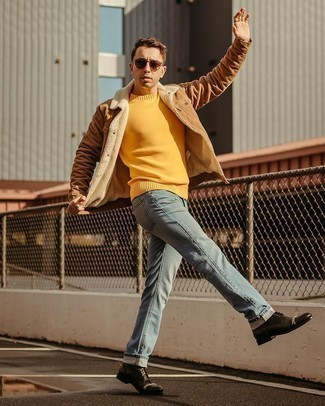 Come indossare e abbinare jeans azzurri in modo smart-casual: Opta per una camicia giacca marrone e jeans azzurri per affrontare con facilità la tua giornata. Stivali casual in pelle neri sono una eccellente scelta per completare il look.