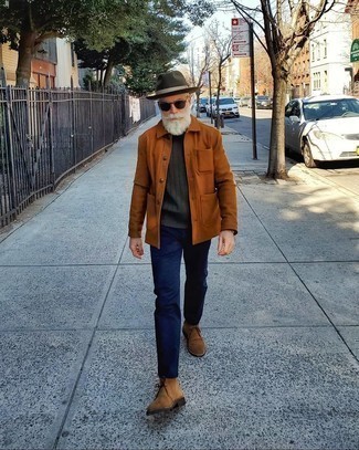 Quale jeans indossare con una camicia giacca marrone per un uomo di 50 anni quando fa freddo: Potresti combinare una camicia giacca marrone con jeans per un look trendy e alla mano. Completa questo look con un paio di chukka in pelle scamosciata marroni.