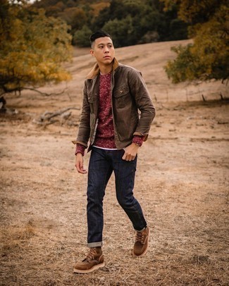 Quale jeans indossare con una camicia giacca marrone in modo smart-casual: Indossa una camicia giacca marrone con jeans per un look trendy e alla mano. Stivali casual in pelle marroni sono una valida scelta per completare il look.